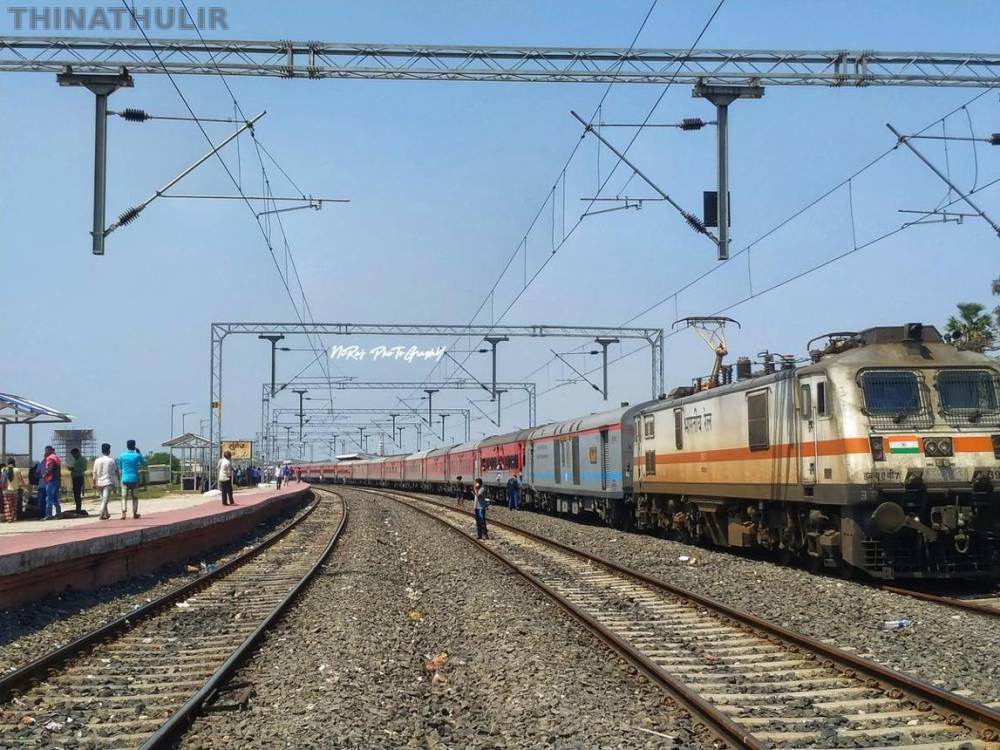 ரெயில் மீது உரசிய மின்கம்பி; அச்சத்தில் ரெயிலிலிருந்து இறங்கி ஓடிய பயணிகள்