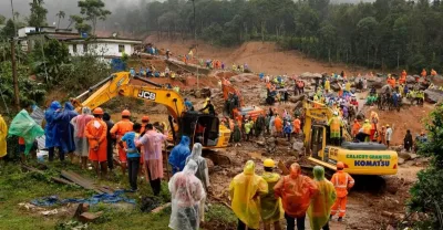 அதிகனமழையால் வயநாடு அருகே நிலச்சரிவு