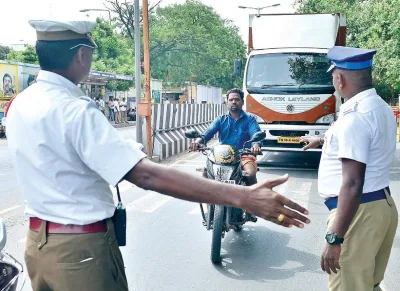 சென்னை எண்ணூரில் பைக் சாகசத்தில் ஈடுபட்ட 3 பேர் கைது...