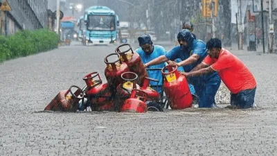 மராட்டியம்: வெள்ளத்தில் அடித்துச் செல்லப்பட்ட 3,000 கேஸ் சிலிண்டர்கள்... அதிர்ச்சி காட்சிகள்...