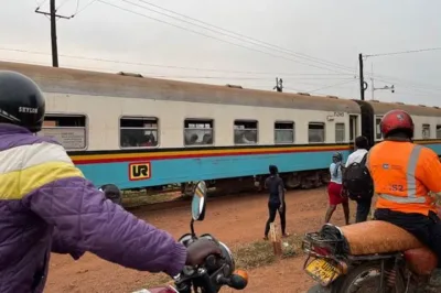 உகாண்டாவில் பள்ளி சுற்றுலா பஸ் மீது ரெயில் மோதி விபத்து: ஆசிரியர் உயிரிழப்பு, மாணவர்கள் உயிர் தப்பினர்