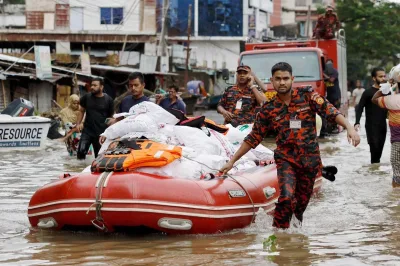 வங்காளதேசத்தில் வெள்ளம், நிலச்சரிவு; 51 பேர் பலி...