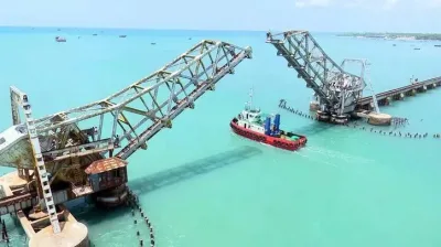 பாம்பன் பழைய தூக்குப்பாலத்தின் ஒரு பகுதி அகற்றம்...