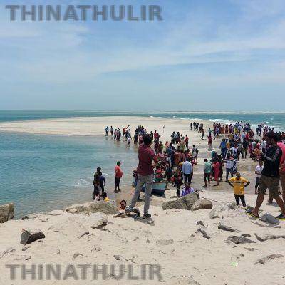 தனுஷ்கோடி அரிச்சல் முனை சாலையில் மீண்டும் மணல் தேக்கம்; சுற்றுலா பயணிகள் சிரமம்