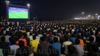 உலகக்கோப்பை கால்பந்து இறுதிப்போட்டி: மெரினா கடற்கரையில் திரண்ட ரசிகர்கள் உற்சாகமாகக் கண்டுகளிப்பு