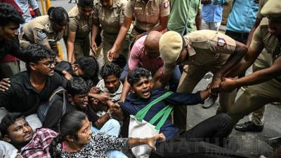 நீட் தேர்வை ரத்து செய்ய வலியுறுத்தி நெல்லையில் மாணவர்கள் போராட்டம்; 12 பேர் கைது