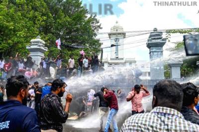 கேரளத்தில் மாணவர் போராட்டம் தீவிரம்; தண்ணீர் பீய்ச்சி அடித்து கலைத்த போலீஸ்