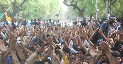 தர்மேந்திர பிரதான் ராஜினாமா: “கரப்பான் பூச்சியைக் கூட சீண்டாதீர்கள்” - கொண்டாட்டத்தில் சி.ஜே.பி. கட்சியினர்