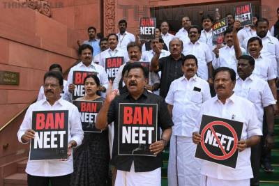 நீட் தேர்வை ரத்து செய்ய வலியுறுத்தி நாடாளுமன்றத்தில் திமுக எம்.பி.க்கள் ஆர்ப்பாட்டம்