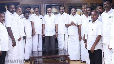 அதிமுகவிலிருந்து விலகி 50-க்கும் மேற்பட்டோர் திமுகவில் இணைந்தனர்