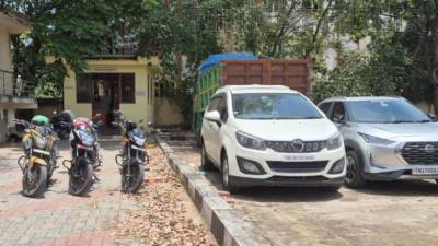 நெல்லையில் அரிவாளுடன் சுற்றிய 6 பேர் அதிரடி கைது: கார், பைக்குகள் பறிமுதல்