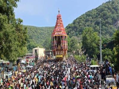 அழகர்கோவிலில் ஆடி பெருந்திருவிழா: பக்தர்கள் வெள்ளத்தில் தேரோட்டம் கோலாகலம்..!