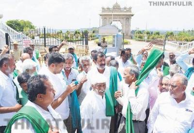 தமிழகத்திற்கு காவிரி நீர் திறப்புக்கு எதிர்ப்பு: கர்நாடகாவில் விவசாயிகள் போராட்டம்