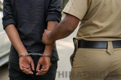 சமூக வலைதளங்களில் ஆயுதங்களுடன் ரீல்ஸ் வெளியிட்ட 2 பேர் கைது; சிறுவனும் சிக்கினார்