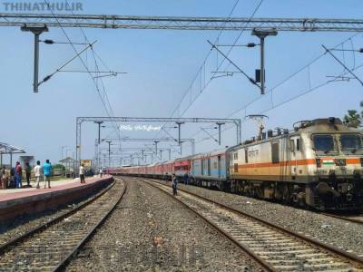 ரெயில் மீது உரசிய மின்கம்பி; அச்சத்தில் ரெயிலிலிருந்து இறங்கி ஓடிய பயணிகள்