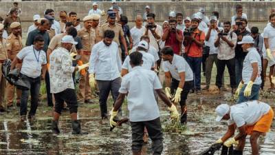 மதுரையில் வைகை ஆற்றை தூய்மைப்படுத்தும் பணியில் அண்ணாமலை; மரக்கன்றுகளும் நட்டார்