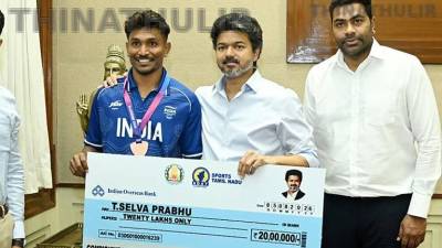 காமன்வெல்த் பதக்க வீரர்களுக்கு ஊக்கத்தொகை வழங்கிய முதல்-அமைச்சர் விஜய்