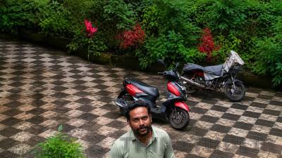 சிசிடிவி கேமரா முன் பாட்டு பாடி கிரகப்பிரவேசத்திற்கு அழைப்பு விடுத்த நபர்: கேரளாவில் சுவாரசியம்!