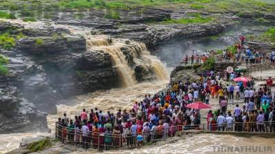 சீனாவின் மஞ்சள் நதியில் பெருக்கெடுத்து ஓடும் வெள்ளம்: ஆர்வத்துடன் ரசிக்கும் சுற்றுலா பயணிகள்