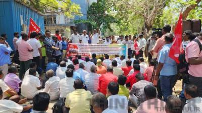 குமரியில் டாஸ்மாக் ஊழியர்கள் போராட்டம்: கடைகளின் பூட்டை உடைத்து மது விற்பனை