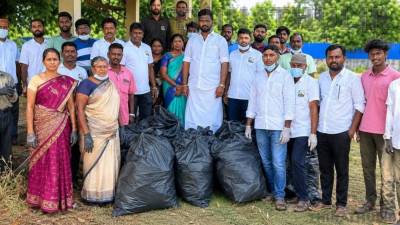 மதுப்பிரியர்களின் புகலிடமாக மாறிய மயானம் சுத்தம்: ‘வீ தி லீடர்ஸ்’ தன்னார்வலர்கள் அதிரடி