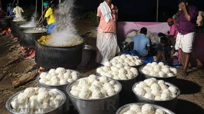 ஆண்கள் மட்டுமே பங்கேற்ற வினோத திருவிழா... உருண்டைச் சோறுடன் கிடாக்கறி விருந்து