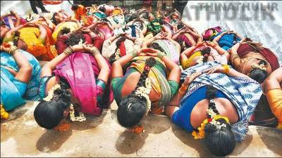 மண்டியிட்டு கைகளை பின்புறமாக கட்டிக்கொண்டு மண் சோறு சாப்பிட்ட பெண்கள்