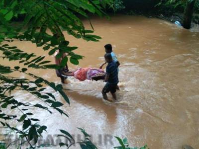 கேரளாவில் சாலை வசதி இல்லாததால் நோயாளியை தொட்டிலில் சுமந்து மருத்துவமனைக்கு அழைத்துச் சென்ற கிராம மக்கள்