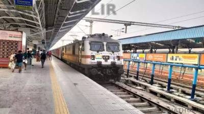 கீழ்மதுரை ரெயில் நிலையத்தில் நிற்காமல் சென்ற சிறப்பு ரெயில்: என்ஜின் டிரைவர்கள் உள்பட 3 பேர் மீது நடவடிக்கை