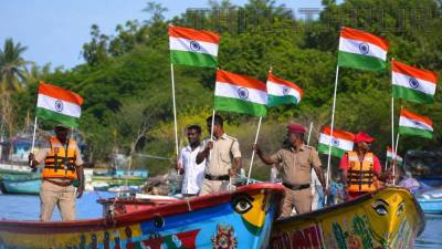 சுதந்திர தினத்தை முன்னிட்டு வங்கக் கடலில் தேசிய கொடியுடன் காரைக்கால் போலீசாரின் படகு பேரணி