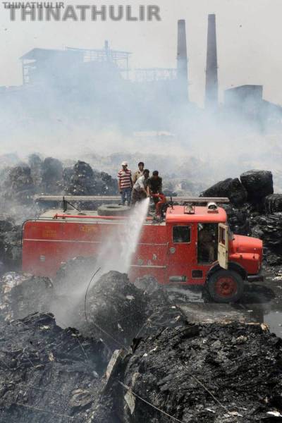 நெல்லை அருகே காகித ஆலையில் பயங்கர தீ விபத்து: 2-வது நாளாக தீயணைப்பு வீரர்கள் போராட்டம்