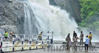 கோவை குற்றாலம் அருவியில் குளிக்க தடை