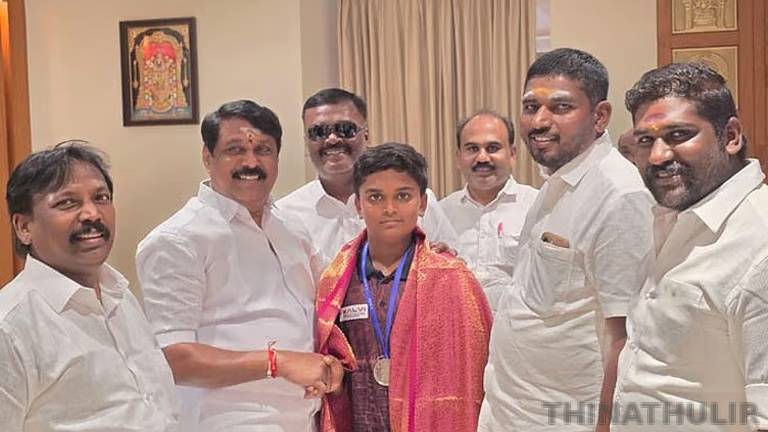 திருநெல்வேலிக்கு பெருமை சேர்த்த இளம் கிரிக்கெட் வீரர்  பிஜுமுகேஷனுக்கு நயினார் நாகேந்திரன் வாழ்த்து
