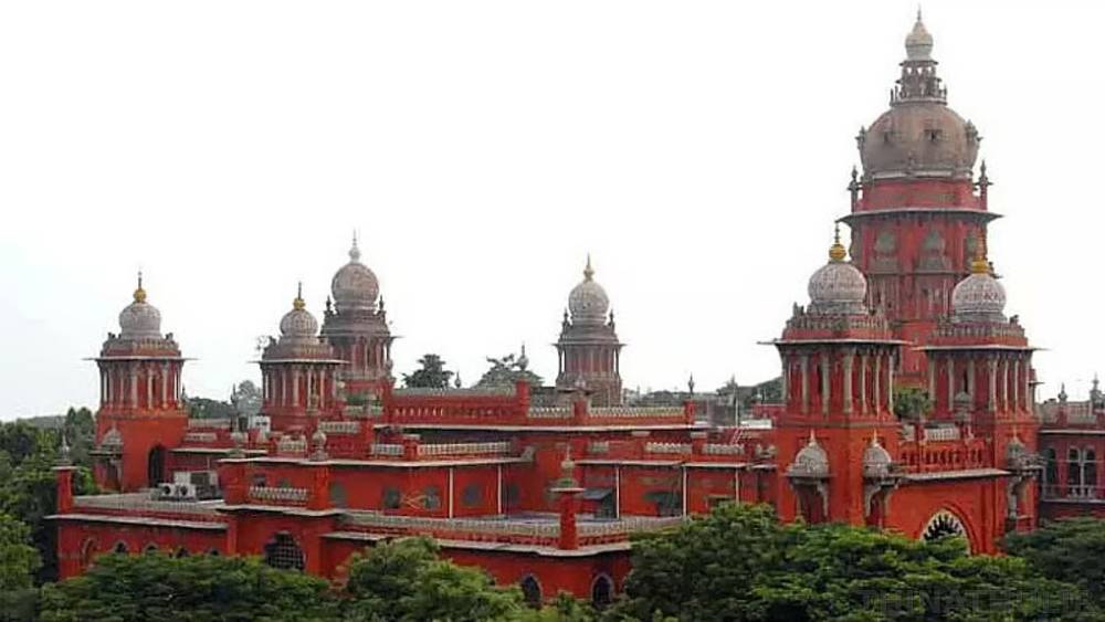 சேவல் சண்டைக்கு தடை விதிக்க டி.ஜி.பி.க்கு என்ன அதிகாரம்? - ஐகோர்ட்டு கேள்வி
