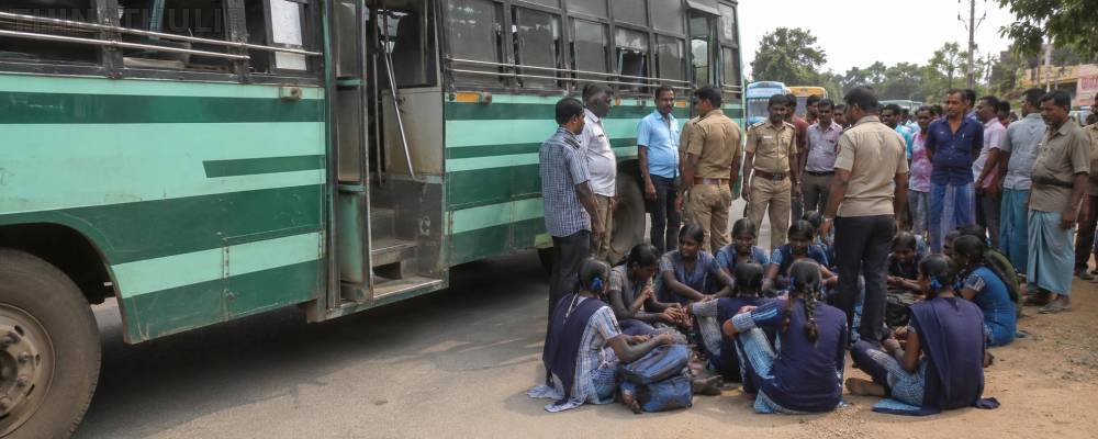 புதுக்கோட்டையில் அரசுப் பேருந்தில் இருந்து சாலையில் விழுந்த 10 பள்ளி மாணவிகள் காயம்