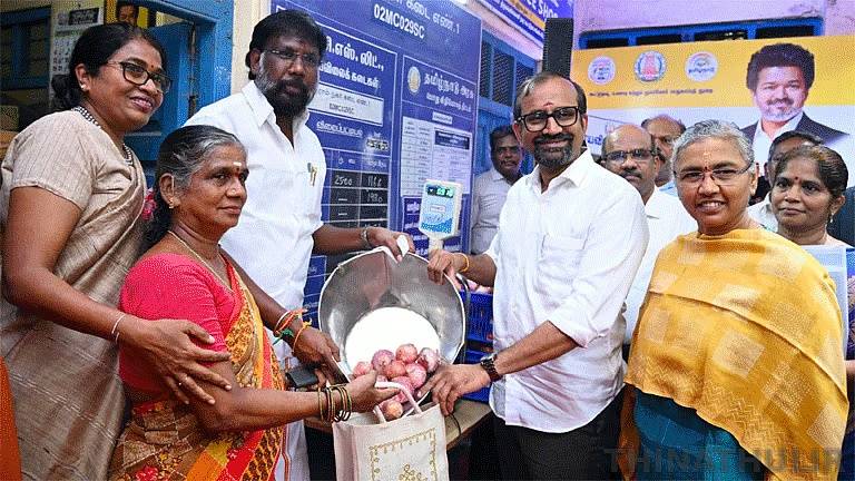 ரேஷன் கடைகளில் வெங்காய விற்பனை: அமைச்சர்கள் தொடங்கி வைத்தனர்
