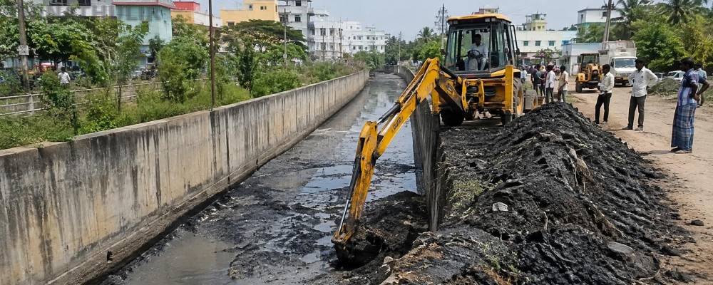 திருப்பூர் கல்லம்பாளையத்தில் கழிவுநீர் கால்வாய் தூர்வாரப்பட்டது