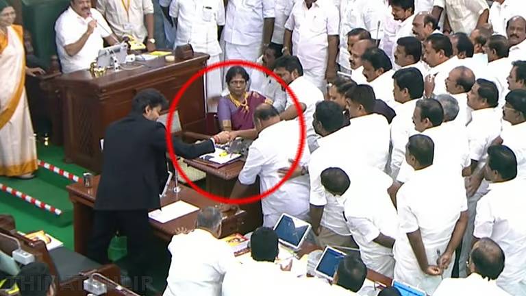 தடுமாறிய திமுக எம்.எல்.ஏ.வுக்கு கைகொடுத்து உதவிய முதல்-அமைச்சர் விஜய் - வைரலாகும் வீடியோ