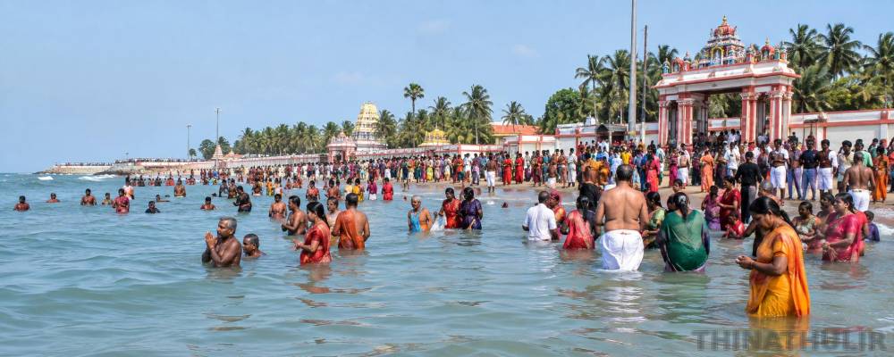 ஆவணி மாத அமாவாசையையொட்டி ராமேசுவரம் அக்னி தீர்த்த கடலில் குவிந்த பக்தர்கள்