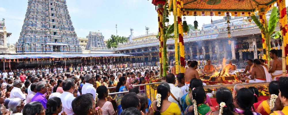 மீனாட்சி அம்மன் கோவில் கும்பாபிஷேக விழா... யாகசாலை பூஜையில் பங்கேற்க அலைமோதும் பக்தர்கள்