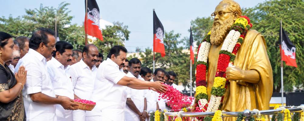 தந்தை பெரியாரின் 148வது பிறந்த நாளை முன்னிட்டு அதிமுக சார்பில் மலர் தூவி மரியாதை..!