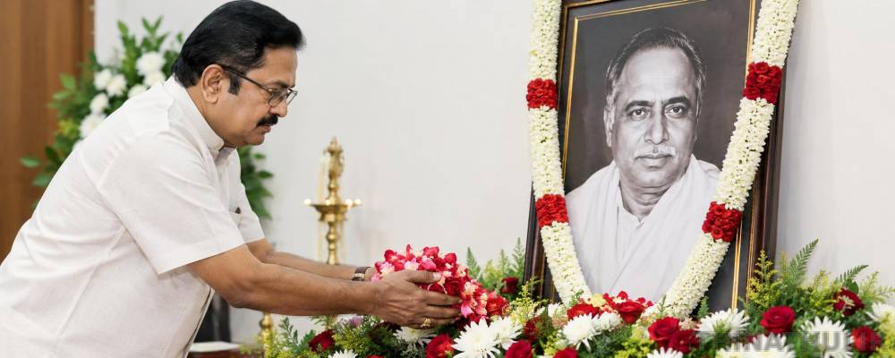 “தமிழக அரசியல் வரலாற்றில் தனியிடம் பதித்தவர் அண்ணா” - டிடிவி தினகரன் புகழாரம்