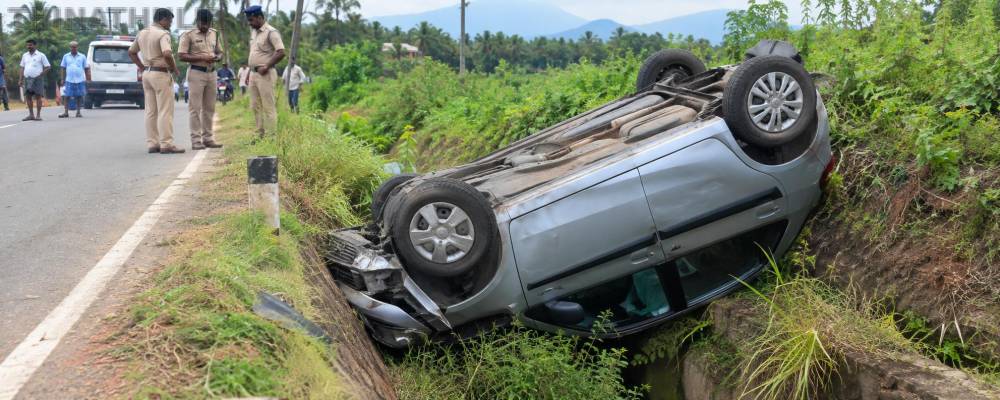 திருநெல்வேலி: சாலையோர பள்ளத்தில் கார் கவிழ்ந்து வாலிபர் பலி