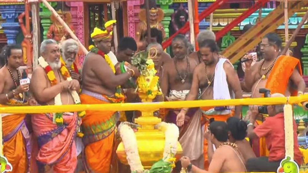 மதுரை மீனாட்சி அம்மன் கோவிலில் மகா கும்பாபிஷேகம் கோலாகலம்... கலசங்களில் புனித நீர் ஊற்றப்பட்டது