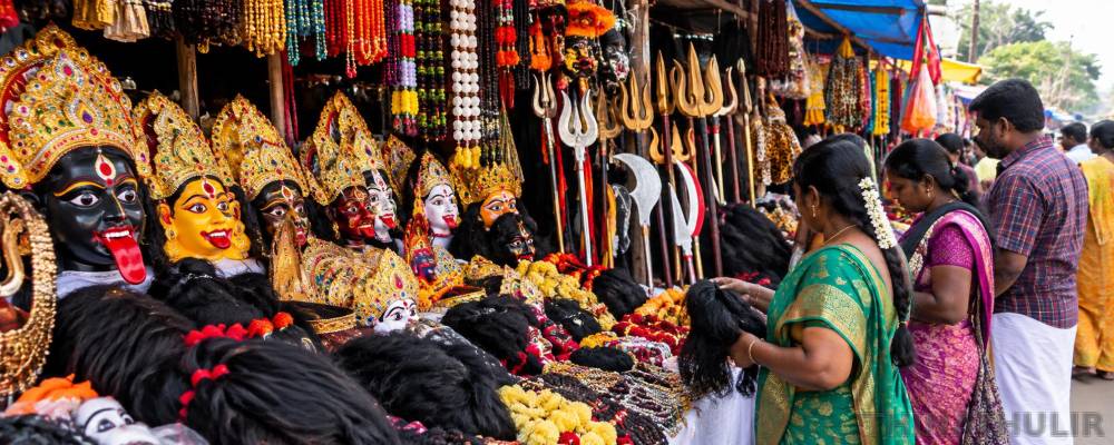 குலசை தசரா திருவிழா: கடைகளில் விற்பனைக்கு குவிந்த வேடப்பொருட்கள்