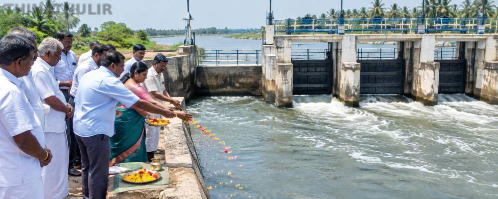 பூம்புகார் கடைசி அணைக்கு வந்த காவிரிநீர் : விவசாயிகள் வரவேற்பு
