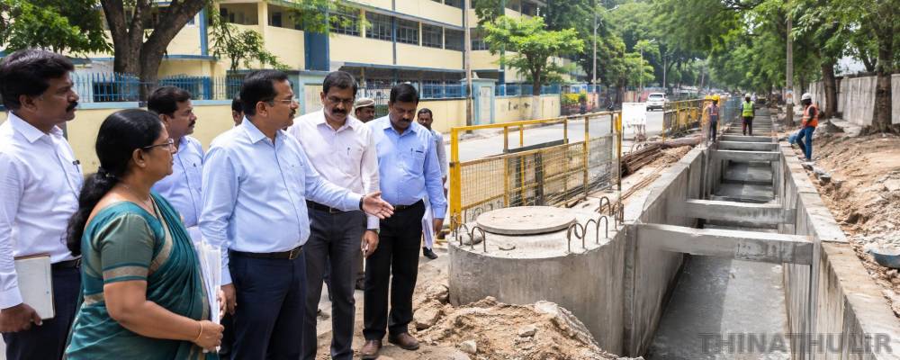 அடையாறில் பள்ளி, மழைநீர் வடிகால் பணிகள்: மாநகராட்சி ஆணையாளர் நேரில் ஆய்வு
