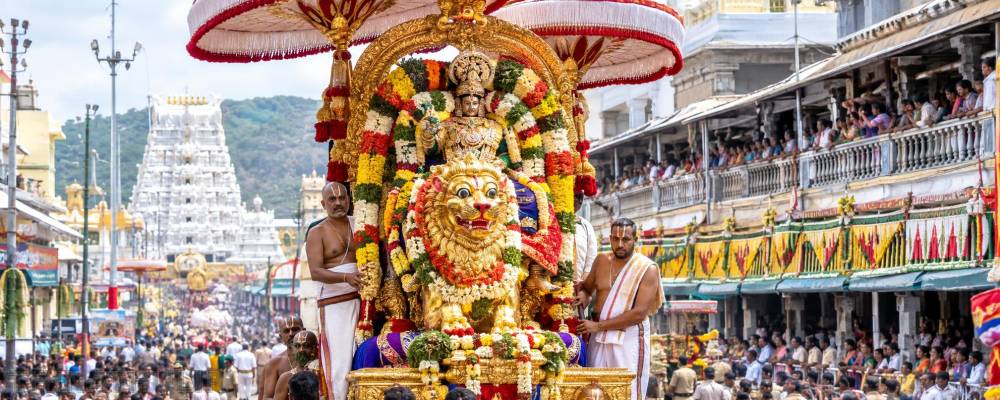 திருப்பதி பிரம்மோற்சவம்: சிம்ம வாகனத்தில் அருள்பாலித்த மலையப்ப சுவாமி