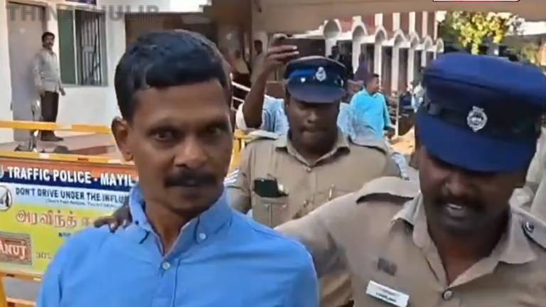 மயிலாடுதுறை: வட்டாட்சியர் பெயரை சொல்லி ரூ.3.50 லட்சம் லஞ்சம் - கிராம உதவியாளர் கைது