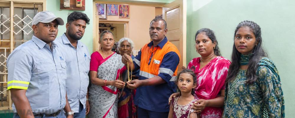 குப்பையில் கிடைத்த 7 பவுன் தங்கச் சங்கிலி: உரியவரிடம் ஒப்படைத்த தூய்மை பணியாளருக்கு பாராட்டு